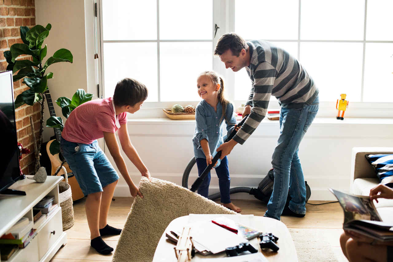 ojciec i dzieci sprzątające dom