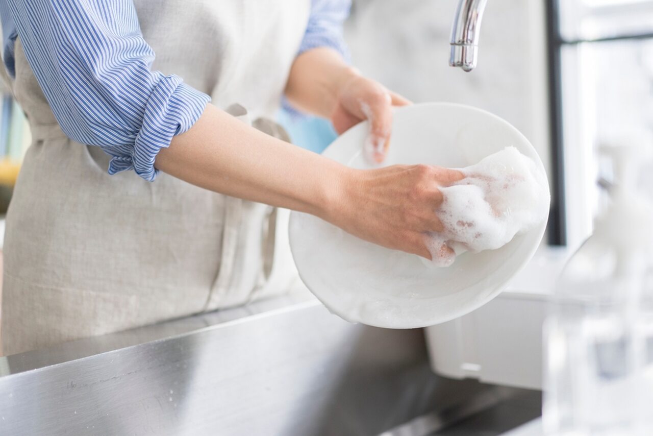 kobieta myjąca ręcznie naczynia