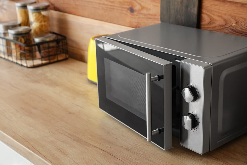 mikrofalówka na blacie kuchennym