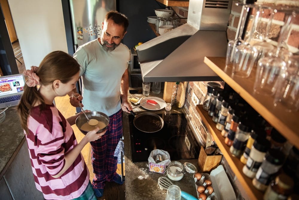 ojciec z córka gotują w kuchni