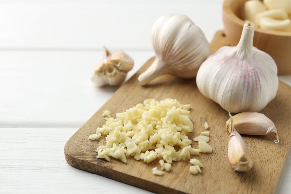 siekany czosnek i cebula na desce